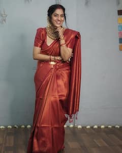 Karwa Chauth 2023: करवाचौथ पर बनारसी साड़ी पहन यूं सजीं 'दीया बाती' की संध्या बिंदनी, शेयर की खूबसूरत तस्वीरें