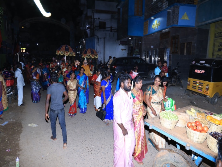 ஆட்டுக்குட்டி முதல் ஸ்கூட்டி வாகனம் வரை.. மாட்டு வண்டியில் வந்து இறங்கிய சீர்வரிசை..!