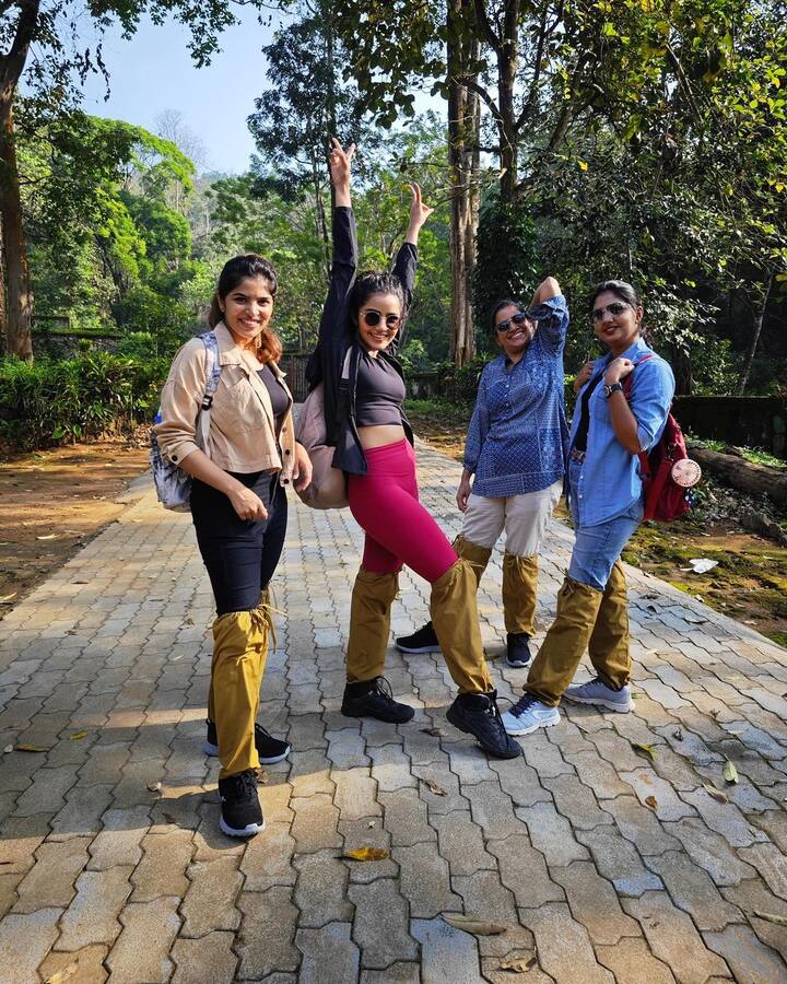 கேங்காக எடுத்த புகைப்படங்களையும் ஒவ்வொரு நண்பருடன் எடுத்த புகைப்படங்களையும் இன்ஸ்டா பக்கத்தில் பதிவிட்டுள்ளார்.
