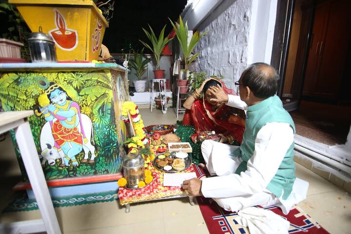 Karwa Chauth 2023: मध्य प्रदेश के मुख्यमंत्री शिवराज सिंह चौहान ने अपनी पत्नी साधना सिंह के साथ अपने आवास पर करवा चौथ का त्योहार मनाया. उन्होंने पूजा-पाठ की.