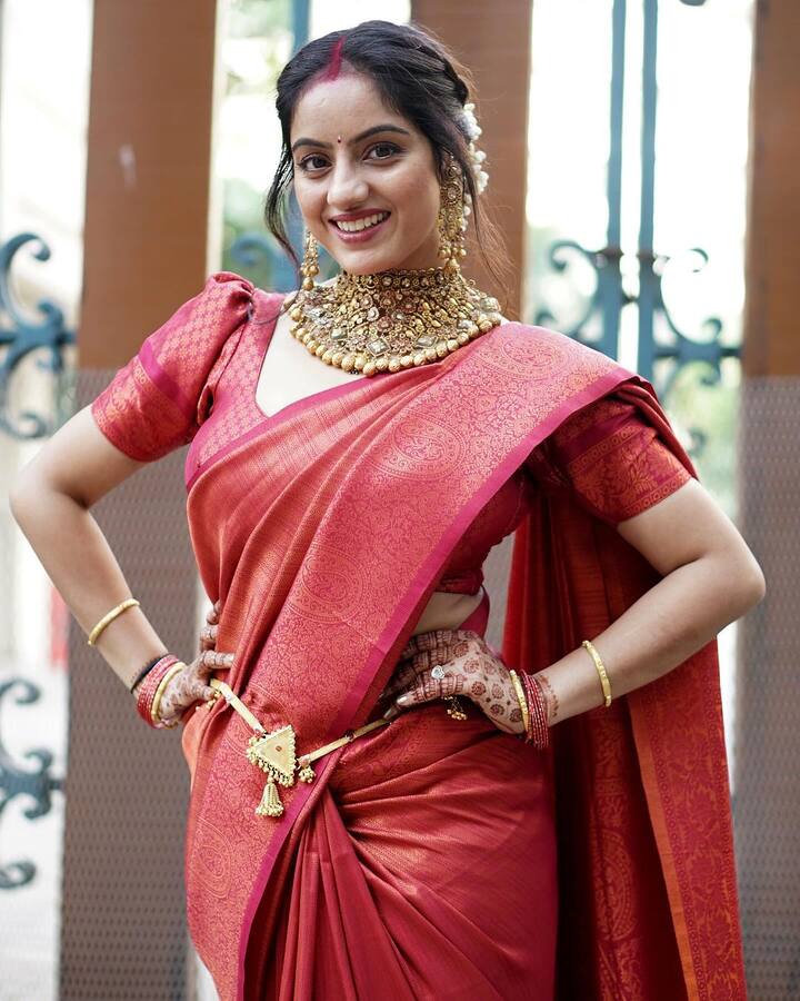 एक्ट्रेस ने अपने इंस्टाग्राप पर कई सारी फोटोज पोस्ट की हैं, जिसके साथ उन्होंने फैंस को इस त्योहार की बधाई भी दी है.