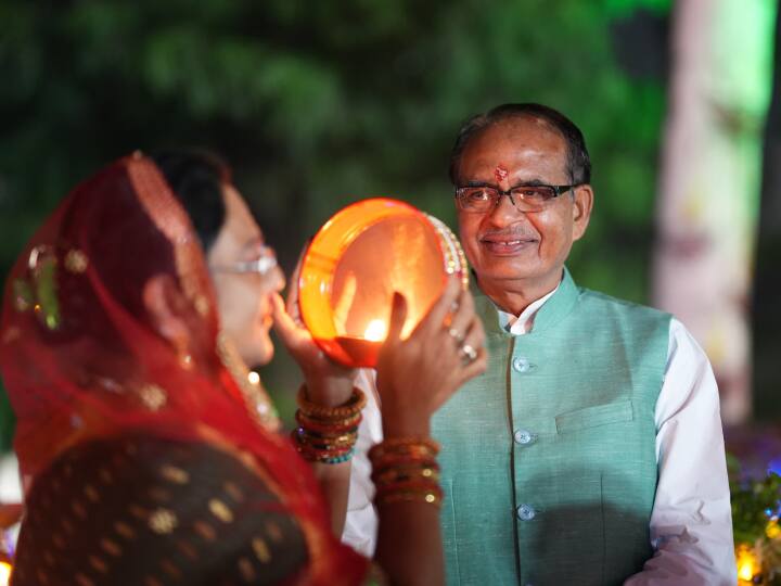 सीएम शिवराज सिंह चौहान ने पत्नी के साथ मनाया करवा चौथ का त्योहार, देखें तस्वीरें