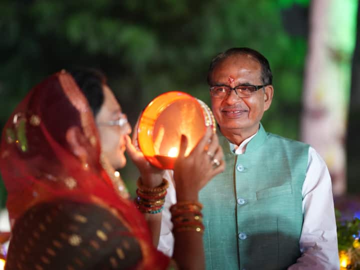 Karwa Chauth 2023: देश भर में करवा चौथ का त्योहार मनाया गया. सीएम शिवराज सिंह चौहान की पत्नी साधना सिंह ने भी करवा चौथ का व्रत रखा और चांद दिखने के बाद उन्होंने अपना व्रत तोड़ा.