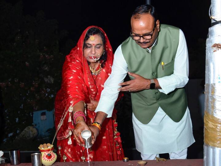 इस दौरान उपमुख्यमंत्री ब्रजेश पाठक की पत्नी ने उन्हें मिठाई खिलाई.