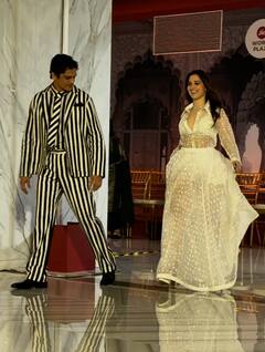 बॉयफ्रेंड Vijay Verma का हाथ थामकर रैंप पर स्टाइल से वॉक करती दिखीं Tamannaah Bhatia, ट्विनिंग आउटफिट में बेहद कमाल लगा कपल