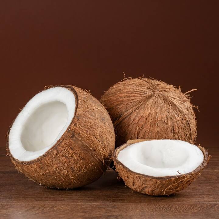 Coconut: ਰਾਤ ਨੂੰ ਸੌਣ ਤੋਂ ਪਹਿਲਾਂ ਖਾਓ ਕੱਚਾ ਨਾਰੀਅਲ, ਮਿਲਣਗੇ ਕਮਾਲ ਦੇ ਫਾਇਦੇ