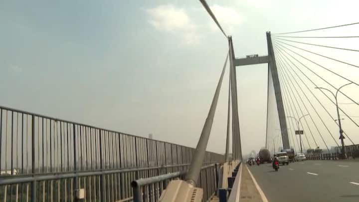 কলকাতা পুলিশের তরফে জারি করা নির্দেশিকায় জানানো হয়েছে, ৬ লেনের রাস্তার মধ্য়ে ২টি লেন দিয়ে চলতে পারবে ছোট গাড়ি। বড় গাড়ি ও লরি ঘুরপথে চলবে।