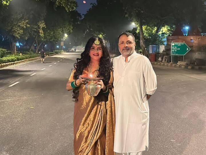 बीजेपी सांसद निशिकांत दुबे ने एक्स पर अपनी पत्नी के साथ फोटो पोस्ट कर करवा चौथ की शुभकामनाएं दीं.