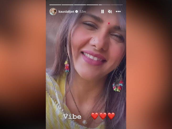 टीवी एक्ट्रेस दलजीत कौर भी दूसरी शादी के बाद अपना पहना करवा चौथ मना रही हैं. सोशल मीडिया पर दलजीत ने बेहद प्यारी तस्वीरे शेयर की हैं.