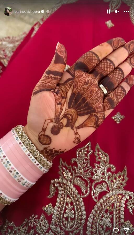 बता दें कि इससे पहले परिणीति ने अपनी इंस्टाग्राम स्टोरी पर अपनी मेहंदी की फोटो शेयर की थी. उनकी मेहंदी काफी अलग और खूबसूरत थी. दरअसल एक्ट्रेस के हाथ पर करवाचौथ की पूजा करती हुई महिला का डिजाइन बना था.
