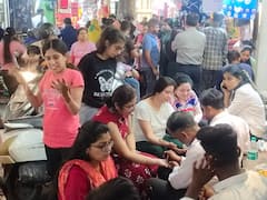 करवा चौथ पर गुरुग्राम के बाजारों में नजर आई रौनक, रात 2 बजे तक मेहंदी लगवाती दिखीं महिलाएं