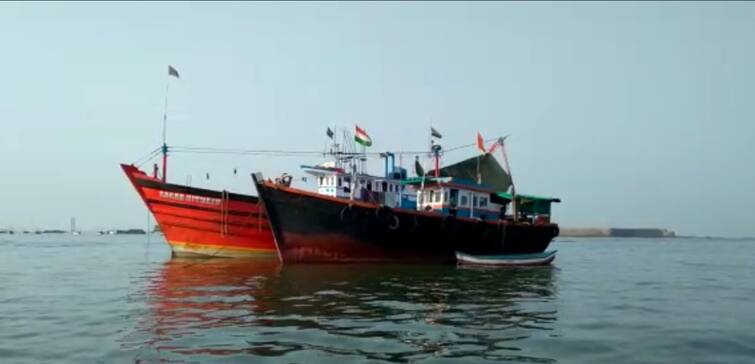 Sindhudurg News Clash of fishermen in the sea case registered against 25 people Sindhudurg News: मच्छिमारांची समुद्रात हाणामारी, 25 जणांवर गुन्हा दाखल