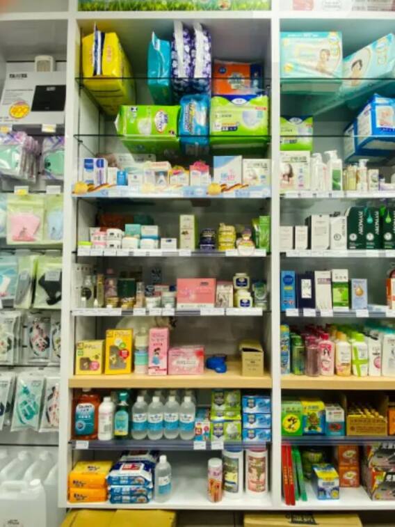 दवाई की दुकान में छिपी है बिल्ली, नजर तेज है तो खोज के बताइए