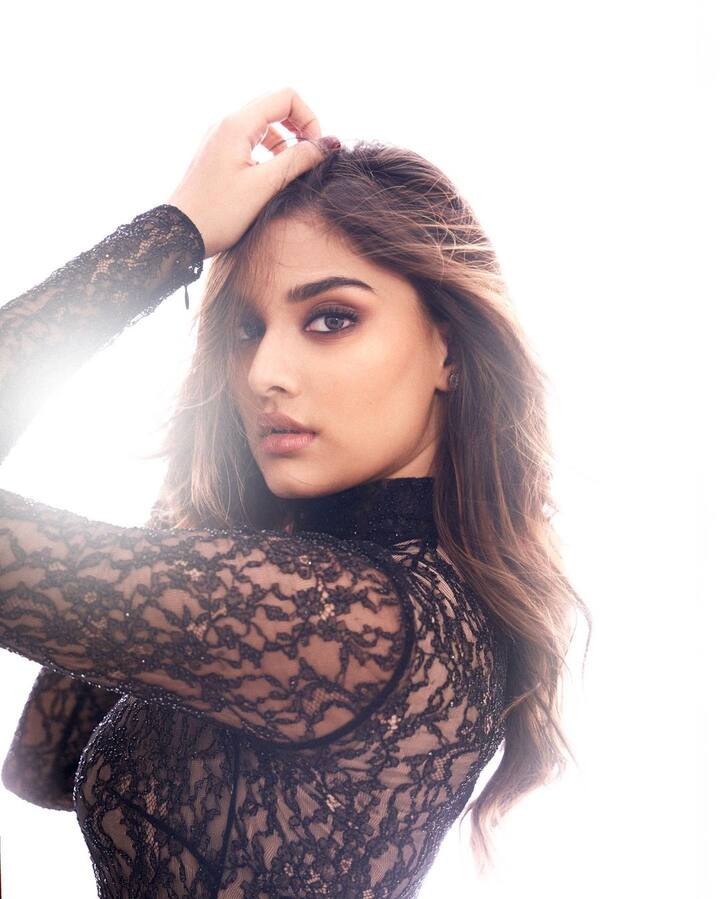 మహారాష్ట్రలోని ముంబయిలో 1998 ఆగస్టు 29న జన్మించింది. బాలీవుడ్ నటుడు మహేష్ మంజ్రేకర్ కూమార్తె ఈమె.