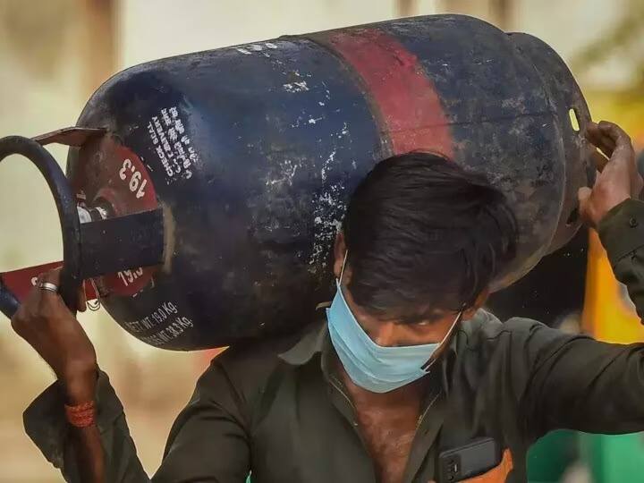 রাজধানী দিল্লিতে বাণিজ্যিক গ্যাসের নতুন দাম হয়েছে ১৮৩৩ টাকা। কলকাতায় বাণিজ্যিক গ্যাস সিলিন্ডার ১৮৩৯.৫০ টাকার পরিবর্তে ১৯৪৩ টাকায় পাওয়া যাচ্ছে।