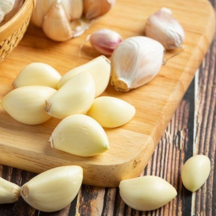 ਅੱਖਾਂ ਲਈ ਲਾਹੇਵੰਦ- ਸੁਖਮਜੀਵੀ ਰੋਧੀ ਗੁਣ ਹੋਣ ਕਾਰਨ ਲਸਣ ਤੁਹਾਡੀਆਂ ਅੱਖਾਂ ਲਈ ਫਾਇਦੇਮੰਦ ਹੈ। ਲਸਣ ਦਾ ਲਗਾਤਾਰ ਸੇਵਨ ਤੁਹਾਡੀਆਂ ਅੱਖਾਂ ਨੂੰ ਸੁਧਾਰਨ 'ਚ ਮਦਦ ਕਰਦਾ ਹੈ।