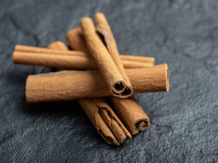 दालचीनी में मैग्नीशियम, आयरन, फॉस्फोरस, प्रोटीन, कैल्शियम, विटामिंस,और लाइकोपीन जैसे पोषक तत्व पाए जाते हैं जो आपके शरीर को अंदर से मजबूती प्रदान करती है. आज आपको बताएंगे दालचीनी के फायदे और रोजाना खाली पेट पीने से शरीर पर इसका क्या असर पड़ता है.
