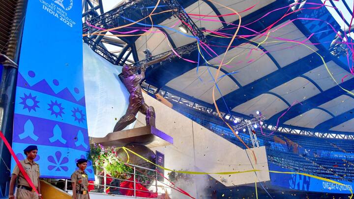 এই মাঠ থেকেই ক্রিকেটে পথ চলা শুরু হয়েছিল সচিনের। এখানে সচিনের নামে একটি স্ট্যান্ডও রয়েছে। এবার তাঁর মূর্তিও তৈরি করল মহারাষ্ট্র ক্রিকেট অ্যাসোসিয়েশন।