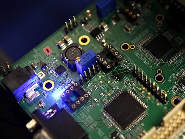 Larsen and Toubro to establish Fabless Semiconductor design plant will invest 830 crore L&T Chip Plant: सेमीकंडक्टर की क्रांति को मिला नया बूस्ट, अब ये नामी कंपनी भी लगाने जा रही प्लांट