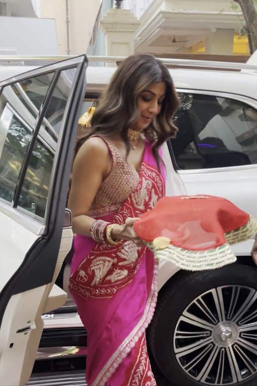 हर साल की तरह इस बार भी कई एक्ट्रेसेस करवाचौथ की पूजा करने के लिए अनिल कपूर के घर पहुंचीं हैं. शिल्पा शेट्टी, गीता बसरा, कृषिका लुल्ला और आकांक्षा मल्होत्रा एक्टर के घर पहुंच गई हैं.