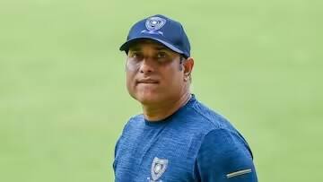 ১৯৯৬ সালে দক্ষিণ আফ্রিকার বিরুদ্ধে টেস্টে অভিষেক হয় লক্ষ্মণের। ম্যাচের দ্বিতীয় ইনিংসে তিনি অর্ধশতরান হাঁকিয়েছিলেন।