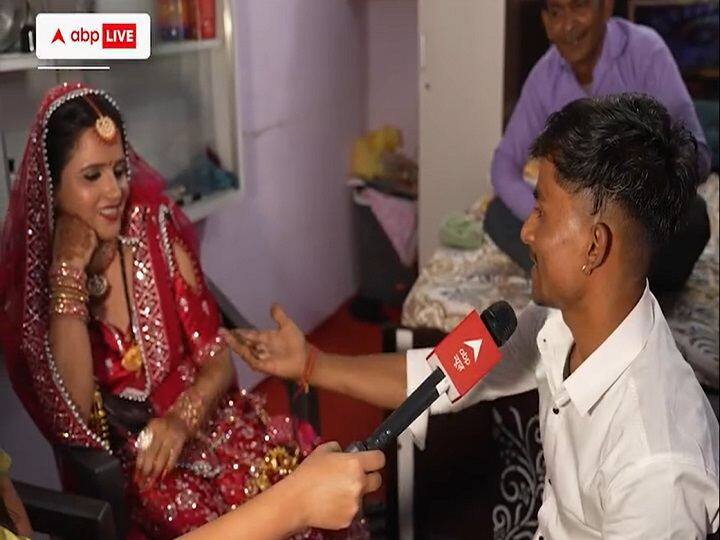 Seema haider celebrates karwa chauth 2023 singing with sachin Meena video viral करवा चौथ पर सचिन के लिए सीमा हैदर ने रखा व्रत, दोनों ने गाया- 'तुझे देखा तो ये जाना सनम...'