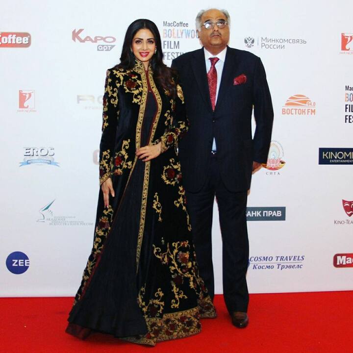 श्रीदेवी ने पायलट से कहा कि आप प्लीज मुझे चांद दिखा दीजिए. ताकि मैं अपना व्रत उसे देखकर खोल पाऊं. अब डिमांड बॉलीवुड की सुपरस्टार ने की थी तो पायलट को ये बात माननी पड़ी. इसके बाद पायलट में प्लेन को ऐसी दिशा में घुमाया, जहां से एक्ट्रेस चांद देख सके.