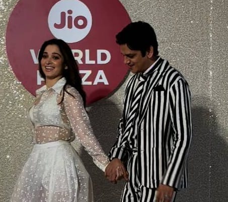 Jio Plaza Opening Event: એક્ટર વિજય વર્મા અને સુંદર અભિનેત્રી તમન્ના ભાટિયા આ દિવસોમાં બી-ટાઉનનો હોટ ટોપિક છે.  જિયો પ્લાઝા ઈવેન્ટમાં કપલ એકબીજાનો હાથ પકડીને રેમ્પ વોક કરતા જોવા મળ્યા હતા.