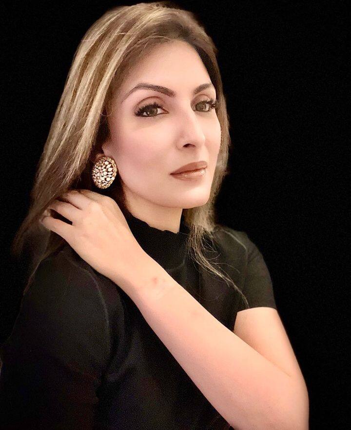 बॉलिवूडमध्ये अशी अनेक कुटुंबे आहेत ज्यात पिढ्यानपिढ्या चित्रपटांमध्ये अभिनय सुरू आहे. याचे सर्वात मोठे उदाहरण म्हणजे कपूर कुटुंब.