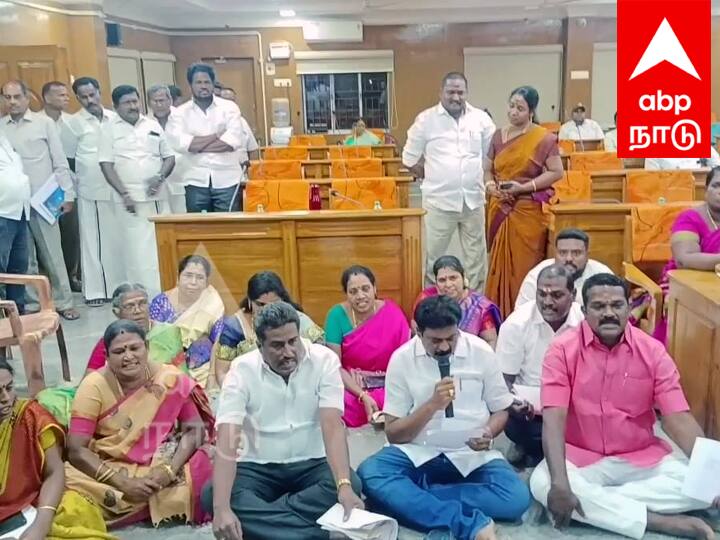 DMK councilors Dharna protest by in Tindivanam city council meeting TNN ரூ. 23 கோடி வரி பணம் என்னாச்சு..?  - திண்டிவனம் நகர மன்ற கூட்டத்தில் திமுக கவுன்சிலர்கள் தர்ணா போராட்டம்