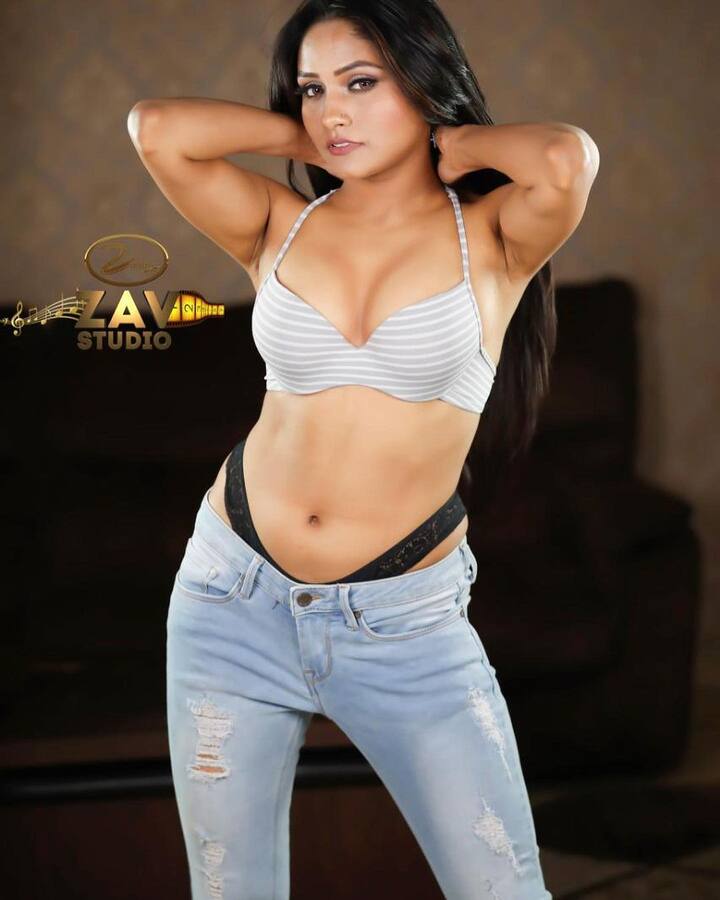 બોલ્ડનેસની વાત કરીએ તો શ્વેતા શર્મા બોલિવૂડથી લઈને ટીવી સુધીની અભિનેત્રીઓને ટક્કર આપે છે.