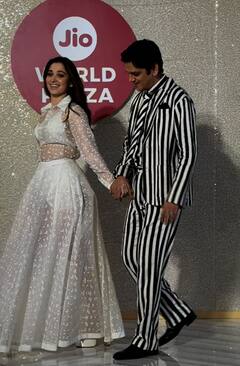 बॉयफ्रेंड Vijay Verma का हाथ थामकर रैंप पर स्टाइल से वॉक करती दिखीं Tamannaah Bhatia, ट्विनिंग आउटफिट में बेहद कमाल लगा कपल