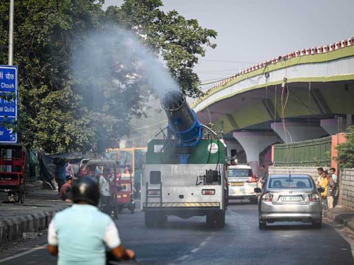 Anti smog guns are being used in the national capital to tackle settle down dust particles in a bid to tackle risin pollution in the city. Image Source: Getty Images