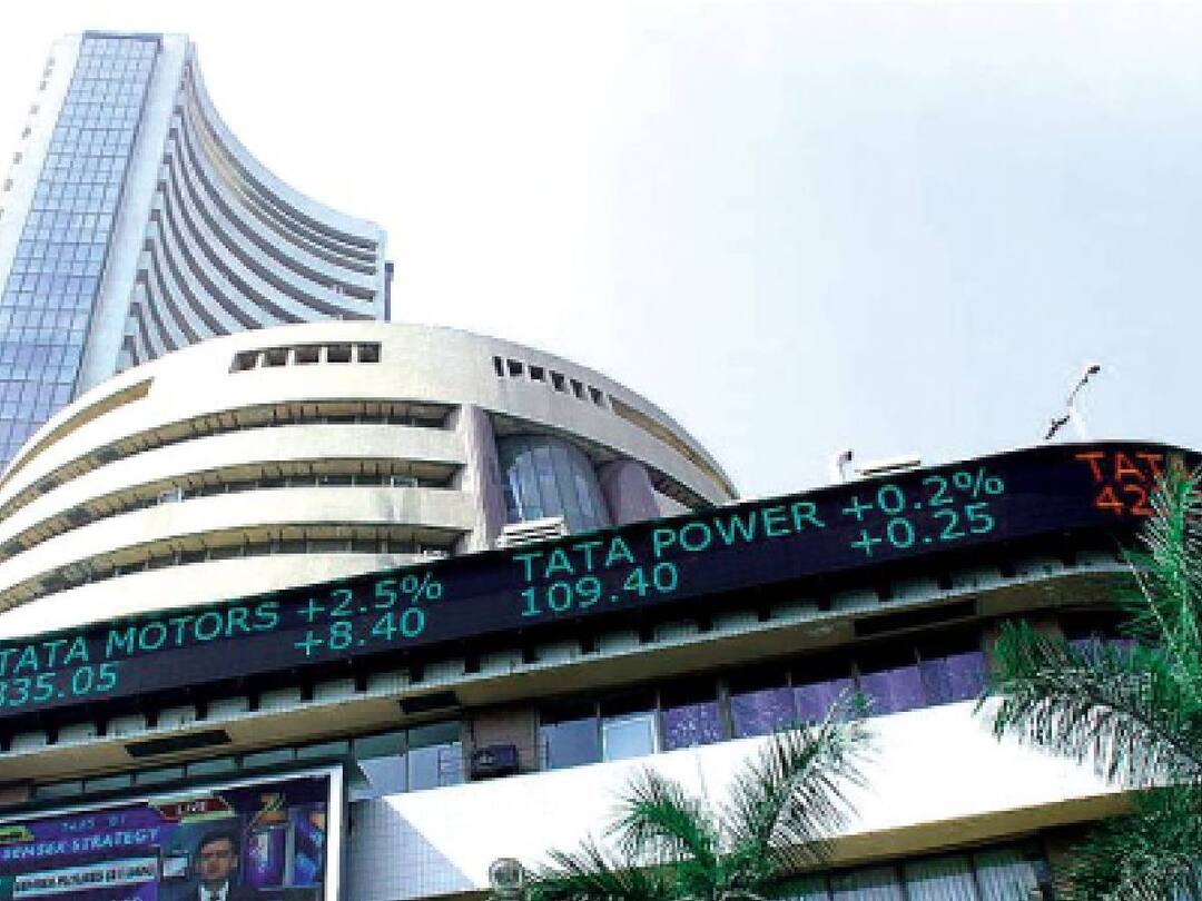 Stock Market Update: தொடர் சரிவில் பங்குச்சந்தை; 63 ஆயிரம் புள்ளிகள் வர்த்தகமாகும் சென்செக்ஸ் !