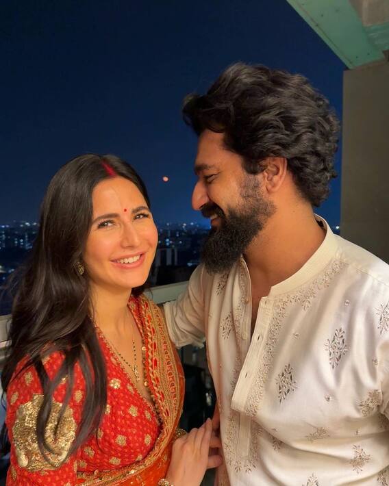 Katrina Kaif Karwa Chauth Photos: मांग में सिंदूर, गले में मंगलसूत्र...कैटरानी कैफ की सादगी ने जीता फैंस का दिल, पत्नी को टकटकी लगाए देखते रह गए विक्की कौशल