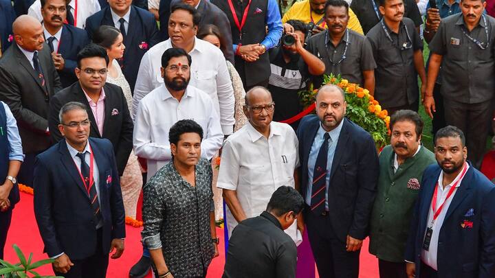 বুধবার সন্ধ্যায় সচিন ছাড়াও ওয়াংখেড়েতে উপস্থিত ছিলেন মহারাষ্ট্রের মুখ্যমন্ত্রী একনাথ শিন্ডে, ভারতীয় ক্রিকেট বোর্ডের সচিব জয় শাহ, ভাইস প্রেসিডেন্ট রাজীব শুক্ল, প্রাক্তন বোর্ড কর্তা শরদ পাওয়ার>