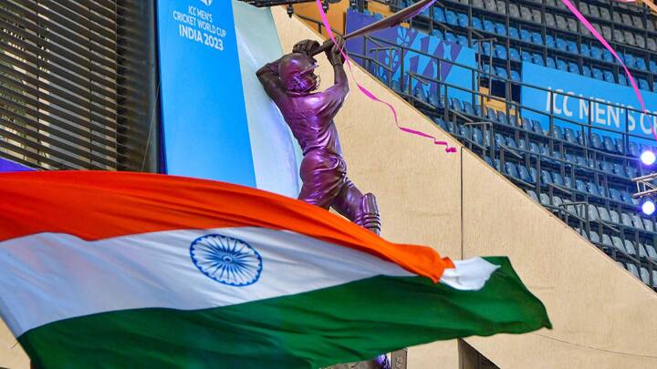 সচিনের পরিবারও সঙ্গে ছিল। মাঠে ছিলেন সচিনভক্ত সুধীর কুমার চৌধরি। তাঁকে দেখা যায় ভারতের পতাকা হাতে শঙ্খ বাজাতে।