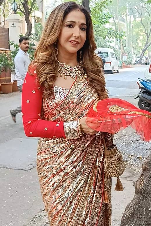 कृषिका कुल्ला के करवाचौथ लुक की बात करें तो वे गोल्डन एंड रेड साड़ी में नजर आईं. हैवी वर्क साड़ी के साथ उन्होंने मैचिंग फुल स्लीव्स ब्लाउज पेयर किया और अपने लुक को जूलरी बिंदी और सिंदूर के साथ कंपलीट किया. उनके हाथ में एक गोल्डन पोटली बैग भी दिखाई दी.