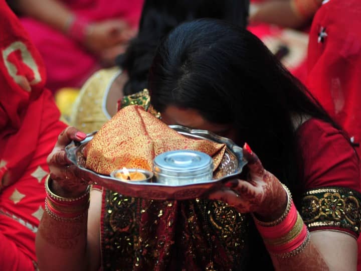 Uttar Pradesh Amroha a Health Department employee apply leave wife fast Karva Chauth application goes viral on social media ANN UP: 'अपनी धर्मपत्नी की सेवा करनी है', करवा चौथ पर पति ने मांगी छुट्टी, सोशल मीडिया पर लेटर वायरल