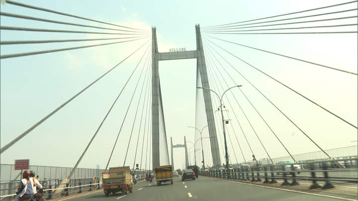 সদা ব্য়স্ত ও সদা কর্মচঞ্চল, কলকাতার অন্যতম গুরুত্বপূর্ণ প্রবেশদ্বার দ্বিতীয় হুগলি সেতু।