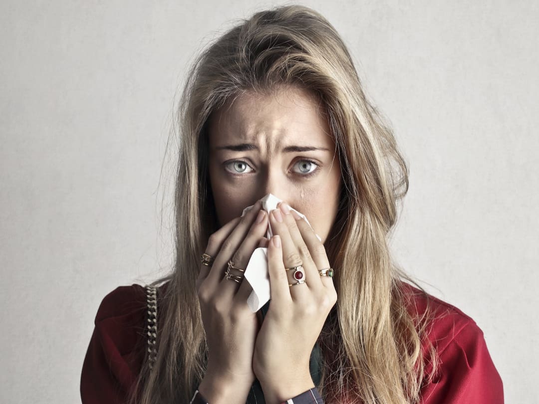 Sneezing Side Effects: తుమ్ము ఆపితే అంత డేంజరా? వామ్మో, శరీరంలో అన్ని మార్పులు జరుగుతాయా? Are you holding back your sneeze but there is a chance of brain damage Sneezing Side Effects: తుమ్ము ఆపితే అంత డేంజరా? వామ్మో, శరీరంలో అన్ని మార్పులు జరుగుతాయా?