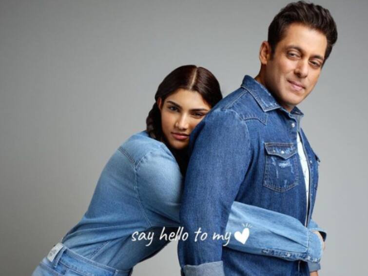 Salman Khan Gives A Piece Of Advice To Niece Alizeh Agnihotri At The Trailer Launch Of 'Farrey' Salman Khan Gives A Piece Of Advice To Niece Alizeh Agnihotri At The Trailer Launch Of 'Farrey'
