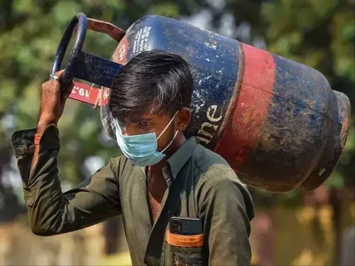 মুম্বইতে, ১৯ কেজি বাণিজ্যিক এলপিজি গ্যাস সিলিন্ডারের দাম হয়েছে ১৭৮৫ টাকা ৫০ পয়সা। চেন্নাইয়ে নয়া দাম ১৯৯৯ টাকা ৫০ পয়সা।