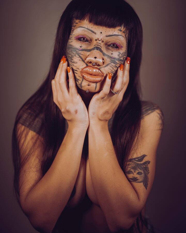 इंस्टाग्राम पर कई वीडियोज और तस्वीरें मौजूद हैं, जिसमें वह बिल्ली की तरह नजर आ रही है.