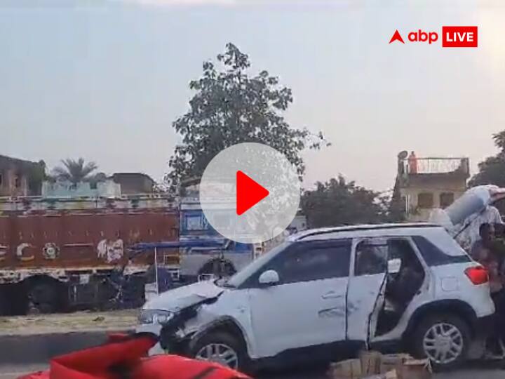 Bihar car filled with foreign liquor met with an accident in Gaya people started loot watch video Bihar में विदेशी शराब से भरी कार हुई हादसे का शिकार, लूटने के लिए लगी लोगों की होड़, सामने आया VIDEO