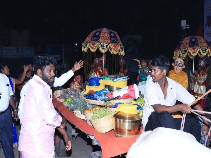 ஆட்டுக்குட்டி முதல் ஸ்கூட்டி வாகனம் வரை.. மாட்டு வண்டியில் வந்து இறங்கிய சீர்வரிசை..!