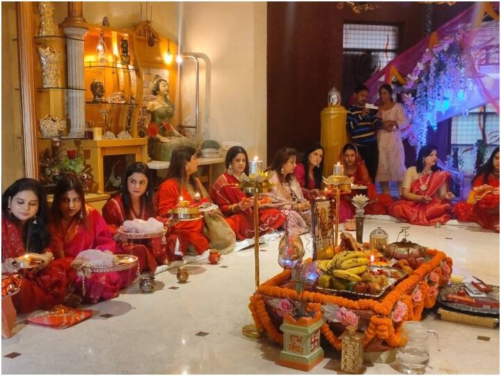 वाराणसी सहित पूरे देश में धूमधाम से करवा चौथ मनाया जा रहा है इसी कड़ी में वाराणसी में भी महिलाएं आज सोलह श्रृंगार करते हुए पूरे परंपराओं के साथ करवा चौथ मनाते हुए देखी जा रही हैं.