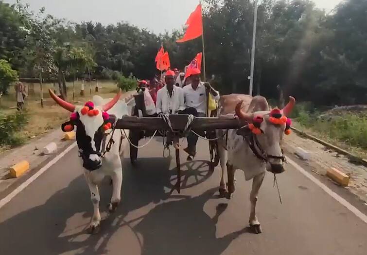 Maratha Reservation News Latur Farmers of Latur district protest at Collectorate लातूर जिल्ह्यातील 25 गावचे शेतकरी एकवटले, जिल्हाधिकारी कार्यालयावर बैलगाडीसह ट्रॅक्टर मोर्चा