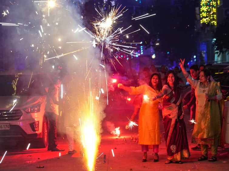 hindu festival of lights diwali celebrated around different countries like nepal indonesia malaysia uk canada marathi news Diwali 2023 : भारताप्रमाणे जगातील 'या' देशांमध्येही दिवाळी मोठ्या थाटामाटात साजरी केली जाते