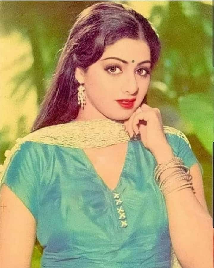 बॉलीवुड की पहली फीमेल सुपरस्टार कहे जाने वाली खूबसूरत एक्ट्रेस श्रीदेवी आज भले ही हमारे बीच ना हो. लेकिन उनकी किस्से और कहानियां जानने के लिए फैंस हमेशा ही एक्साइटिड रहते हैं. इसलिए आज हम आपके लिए श्रीदेवी का वो किस्सा लाए हैं. जब उन्होंने करवाचौथ का व्रत खोलने के लिए पायलट से अजीब डिमांड कर डाली थी. चलिए जानते हैं पूरा मामला क्या है.....